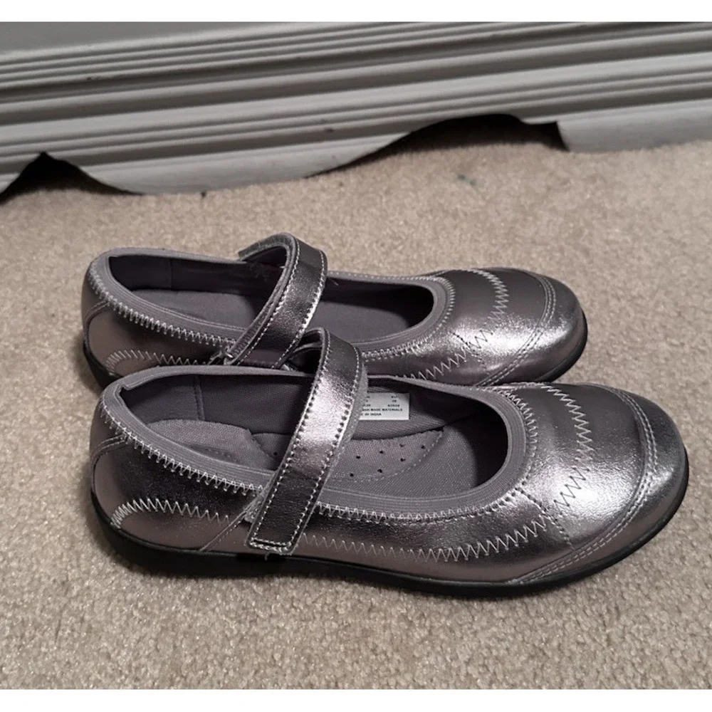 Hush‎ Puppies Girls Leather Silver Ballet Flats.  Size 3.5W Wide NWOT